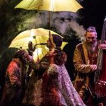 2018-11-19-cirque-plume-musiciens-parapluies
