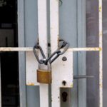 2020-05-08-cadenas-porte-grille-barree