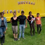 2020-05-08-famille-gougeon-nouveau-cirque-exterieur-fond-roulotte