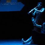 2020-09-23-musicienne-et-performeuse-eclairage-bleute-ccirque-plume