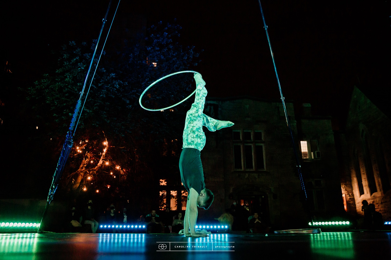 05a-william-jutras-hula-hoop-cabaret-le-monastere-exterieur-ccaroline-thibault.jpg