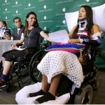 2020-12-22-julissa-segrera-et-dayana-costa-chaises-roulantes-csteven-senne-associated-press