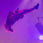 2021-01-21-acrobate-salto-debout-fond-mauve-c-simon-giroux-archives-la-presse