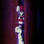 2021-05-21-clown-entre-2-portes-coulrophobie-c-sdominick-istock