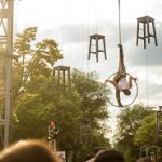 2021-06-30-chaises-suspendues-et-cerceau-aerien-rue-st-denis-fest-mcc-chantale-levesque