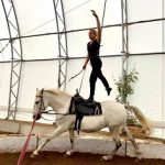 2021-07-24-plumes-recits-cavaliers-caroline-debout-cheval-blanc-c-luna-caballera