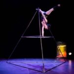 2021-08-17-structure-trigone-avec-acrobate-equi-perth-circus-festival-0