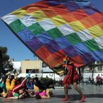 2021-09-14-festival-circo-en-escena-groupe-exterieur-drapeau-couleurs-c-gentileza-del-festival