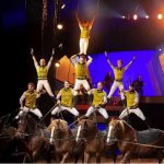 2021-11-11-pyramide-avec-chevaux-famille-alexis-gruss-c-olivier-brajon
