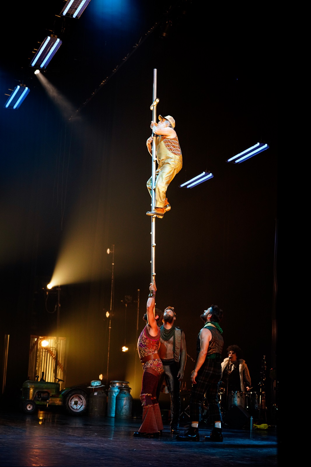 2021-11-19-animal-cirque-alfonse-04-alain-monte-perche-a-l-epaule-bertrand-exertier.jpg