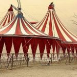 2021-12-20-chapiteau-rouge-et-blanc-c-grand-cirque-deglingue