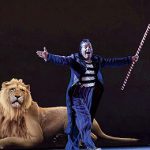 2021-12-27-personnage-et-lion-virtuel-ecocirque-bouglione-c-frederic-rouverand