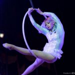 2022-01-19-fille-cerceau-aerien-ecocirque-bouglione-c-frederic-rouverand