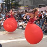 2022-05-09-josette-et-francoise-dans-ballons-rouges-exterieur-c-soeurs-kif-kif