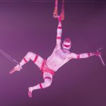 2022-05-12-acrobate-entre-2-trapezes-c-flying-pikmis