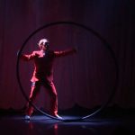 2022-06-09-roue-cyr-acrobate-costume-rouge-c-cirkuliacija