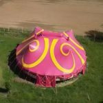2022-06-17-fvg-chapiteau-rose-et-jaune-vu-du-ciel-c-capture-video