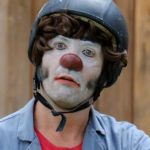 2022-08-06-humains-gauches-tete-clown-avec-casque-mono-c-dr