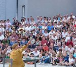 2022-08-26-exterieur-leandre-devant-foule-c-rue-du-bocage