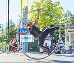 2022-08-29-roue-cyr-acrobate-avec-sombrero-c-buskers-fest-toronto