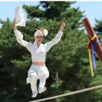 2022-09-09-funambule-en-blanc-exterieur-seoul-c-yonhap-news