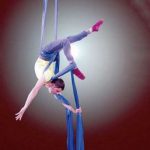 2022-11-18-acrobate-tissu-bleu-c