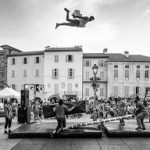 Chouf le ciel-Colokolo-spectacle-cirque-val-d'oise planche sautoir extérieur