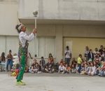 2025_04_17 jongleur extérieur devant public Bogota_Ana María Chica