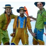 2025_06_16 Trio clowns anonymes devant plan d'eau ou fjord_Ville de Saint-Lazare
