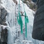 2025_06_23 Sasha Galitzki tissu aérien vert devant mur glace_Alberta Circus Festival