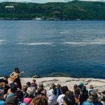 2025_06_26 public et artiste devant fleuve Tadoussac_Jay Keamey