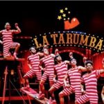 2025_07_22 groupe costumes rayés La Tarumba_Andina Agencia Peruana de Noticias