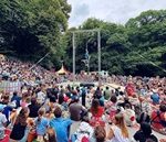 2025_08_19 portique aérien extérieur et foule_Théâtres Nomades