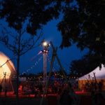 2025_09_09 chapiteaux extérieur nuit_Village de cirque 2r2c