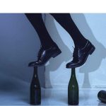 2025_10_01 pieds avec souliers sur bouteilles Play Dead_People Watching