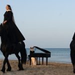 2025_10_03 Théâtre du Centaure duo chevaux avec piano sur plage_Francesca Todde