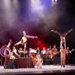 2025_10_30 groupe avec équis portés Gypsy Express_Gata Circo
