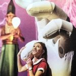 2025_11_21 personnage fille et main marionnette Drawn to life CdS_Cirque du Soleil