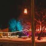 2025_12_03 village canadiana nuit avec lumière