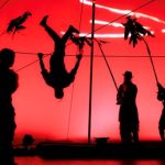 2026_01_30 fil de fer ombres chinoises fond rouge circo_Andrea Lopez