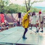 2026_07_15 FestAlba trio clowns imper jaune_