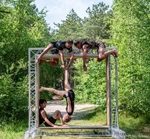 2026_09_12 groupe dans structure Frame Not Standing_Ouest France