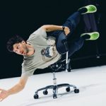 2026_10_06 acrobate chaise à roulettes Smallest Things_Pan Ray